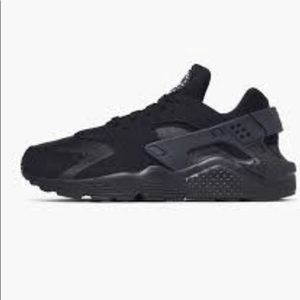 Black nike huaraches